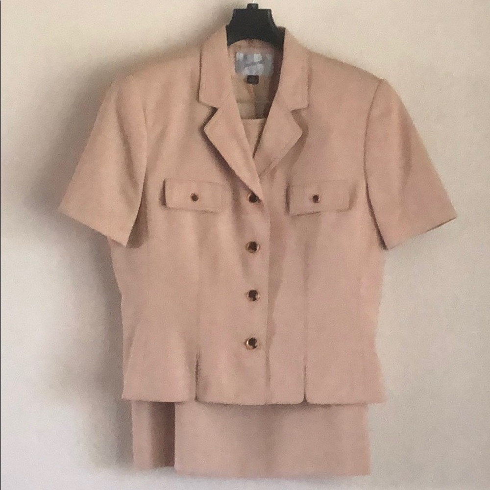 Jacqueline Ferrar Women’s 2 piece skirt suit